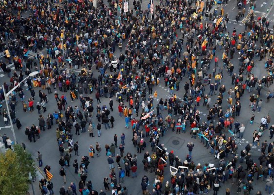 Vista aérea de la concentración de 'Tsunami Democràtic' en los aledaños del Camp Nou antes del partido aplazado de LaLiga que disputan este miércoles Barcelona y Real Madrid . EFE/Toni Albir.