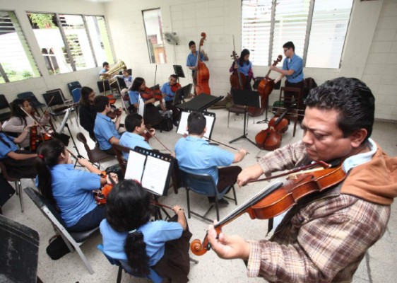 Fundación Filarmónica lanza proyecto Coro de Manos Blancas en CA