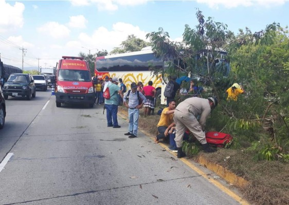 Tres heridos deja choque entre bus y vehículo en la carretera CA-13