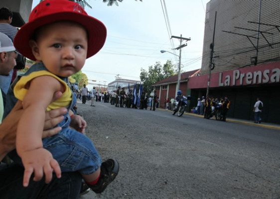 Colorida fiesta cívica en honor a Honduras