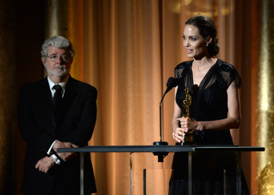 Angelina Jolie recibe Oscar por labor humanitaria