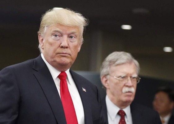 Juez permite vender libro de John Bolton sobre secretos de Trump