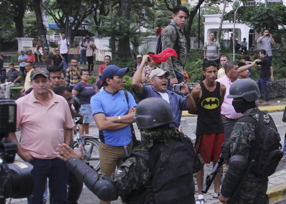 Turbas causan terror en la tercera avenida de San Pedro Sula