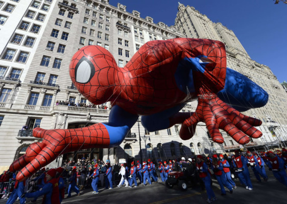 Los globos del desfile de Acción de Gracias recorren Nueva York pese al viento