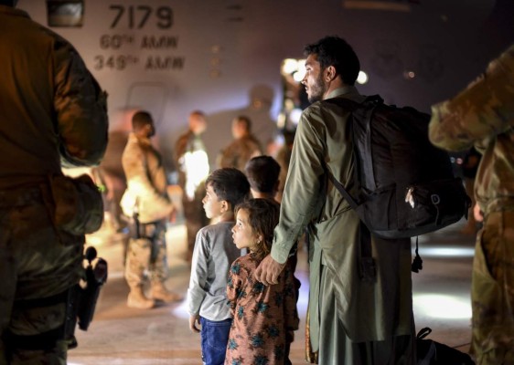 Niños afganos necesitan trasplantes de hígado tras comer hongos venenosos