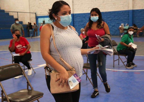 Buscarán a embarazadas para vacunarlas contra el covid-19