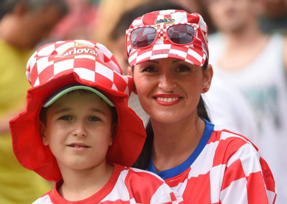 Ellas roban las miradas en partidos de México, Brasil y Chile