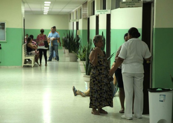 Médicos comienzan a recibir pago, pero seguirán en asamblea