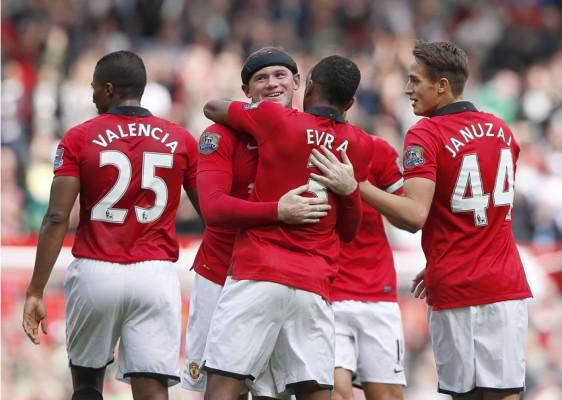 Van Persie y Rooney dan triunfo al Manchester United