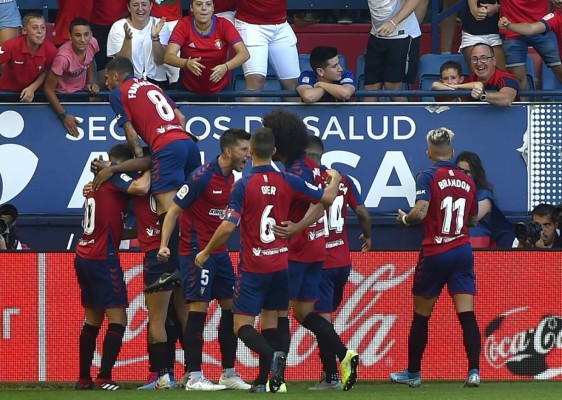 (L to R) Real Madrid's Uruguayan midfielder Federico Valverde, Real Madrid's Brazilian midfielder Casemiro and Real Madrid's French forward Karim Benzema react to Osasuna's opening goal during the Spanish league football match between CA Osasuna and Real Madrid CF at El Sadar stadium in Pamplona on February 9, 2020. (Photo by ANDER GILLENEA / AFP)
