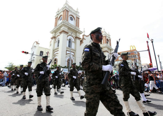 Colorida fiesta cívica en honor a Honduras