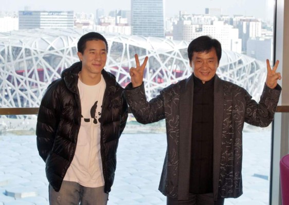 Jackie Chan dice que su hijo mejoró en prisión  