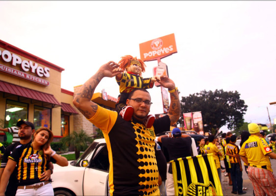 Aficionados del Real España celebran el título en las calles