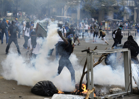 Ola de protestas en Venezuela deja dos muertos más