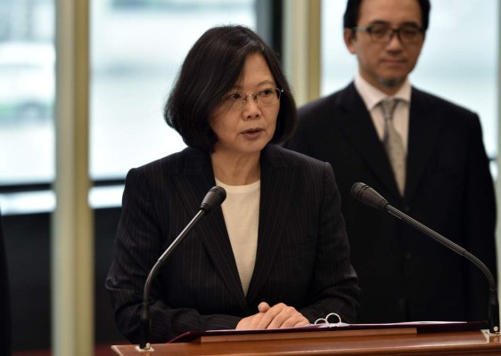 China protesta por reunión de Tsai con funcionarios de EUA