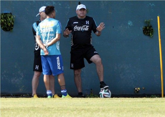 Luis Suárez se pone serio con Arnold Peralta