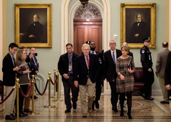 Abogados de la Casa Blanca comienzan defensa de Trump en juicio en el Senado