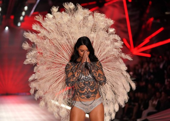 Adriana Lima se despide con lágrimas de Victoria's Secret en su último desfile