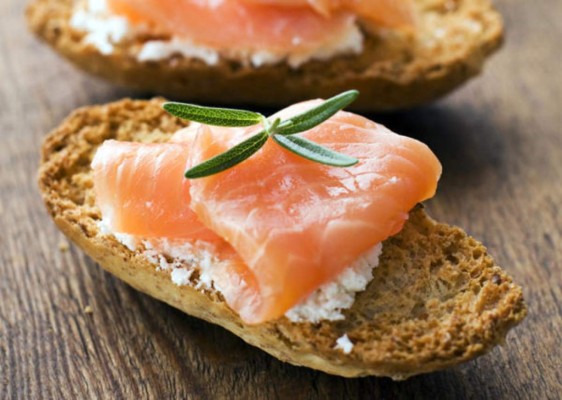 Canapés de salmón con chipotle, ikura y huevo de codorniz