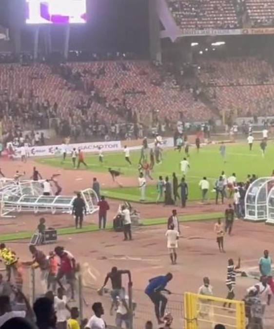 Escándalo: Afición arma caos en estadio luego que Nigeria no clasificó al Mundial