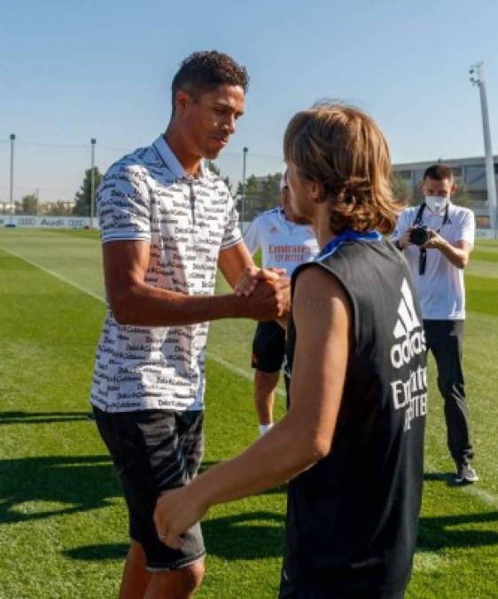 Luka Modric también le dio un emotivo abrazo al defensa francés.