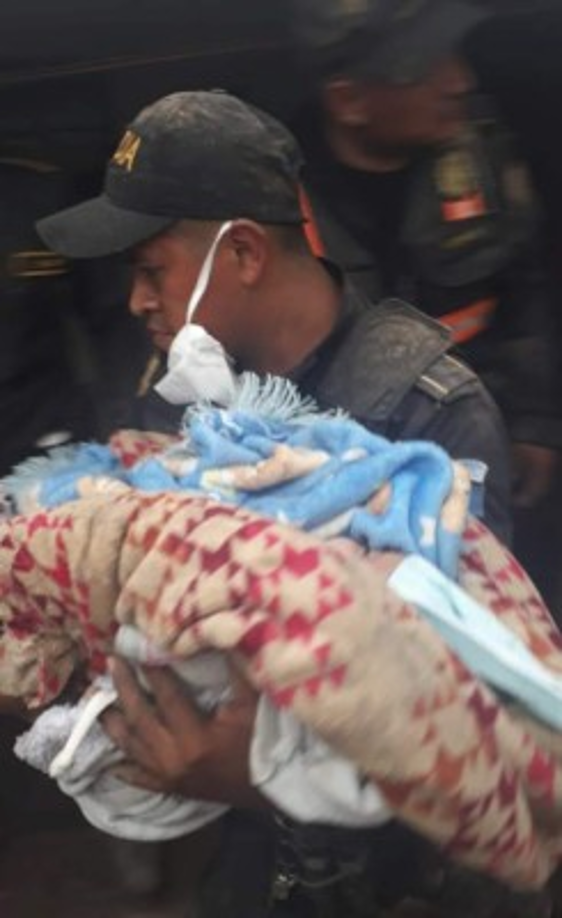 Agentes de la Policía Nacional de Guatemala también se sumaron a las labores de rescate en las comunidades afectadas por las avalanchas de lava y cenizas.