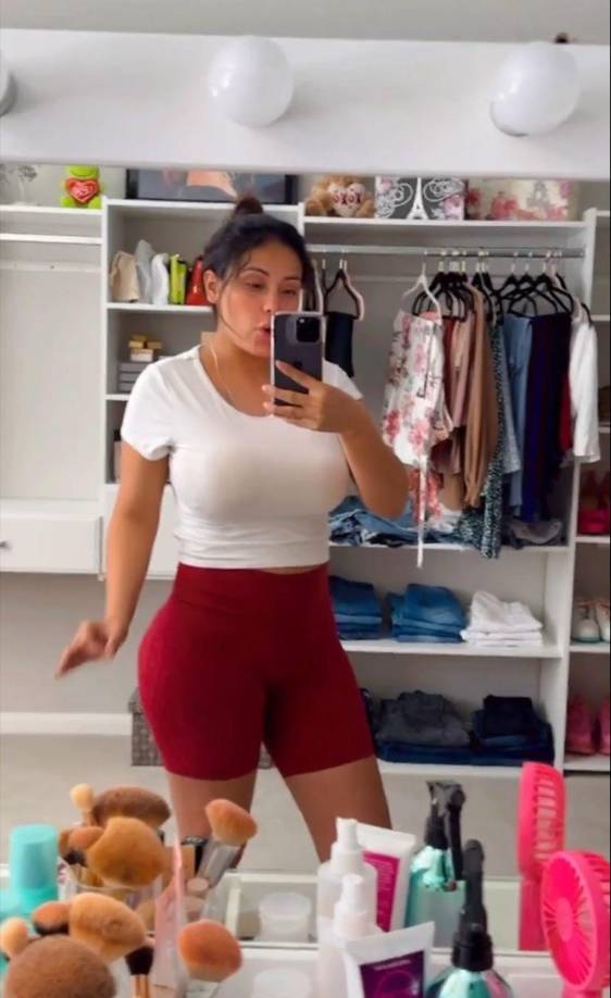 Y en su cuenta de Instagram ha compartido historias donde muestra como luce su cuerpo actualmente tras dar a luz. 