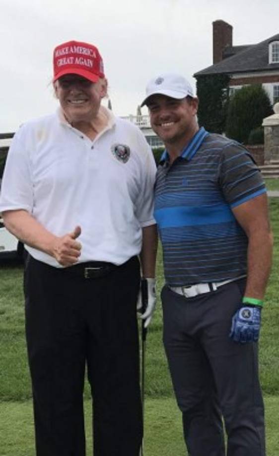 'Cuando el hermano mayor de Trump, Freddy, estaba muriendo en el hospital, el se fue al cine. Ayer, pese a la muerte de su hermano Robert, Trump jugó al golf. Este egoísmo define a Trump: es por eso que realmente no le importa que los estadounidenses estén muriendo por Covid', escribió en Twitter el periodista Dean Obeidallah.