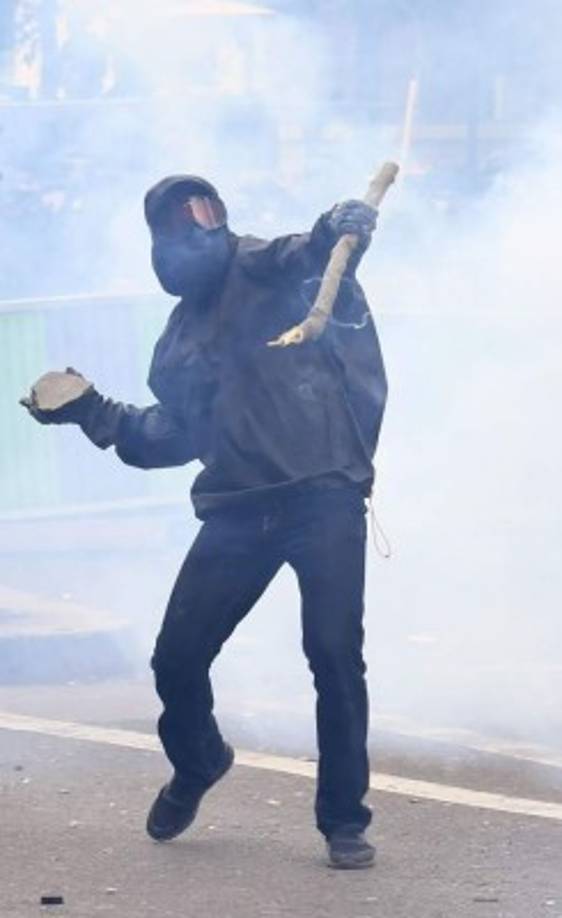 El ministro francés del Interior, Gérard Collomb, condenó 'con firmeza' la violencia y el vandalismo, y aseguró también en Twitter que se puso 'todo' a disposición para cesar 'estos graves altercados al orden público y detener a los autores de esos actos incalificables'.