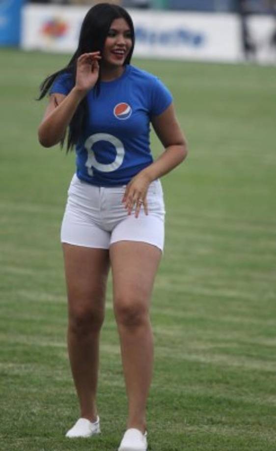 Una hermosa chica que engalanó el duelo entre Motagua vs Real España.