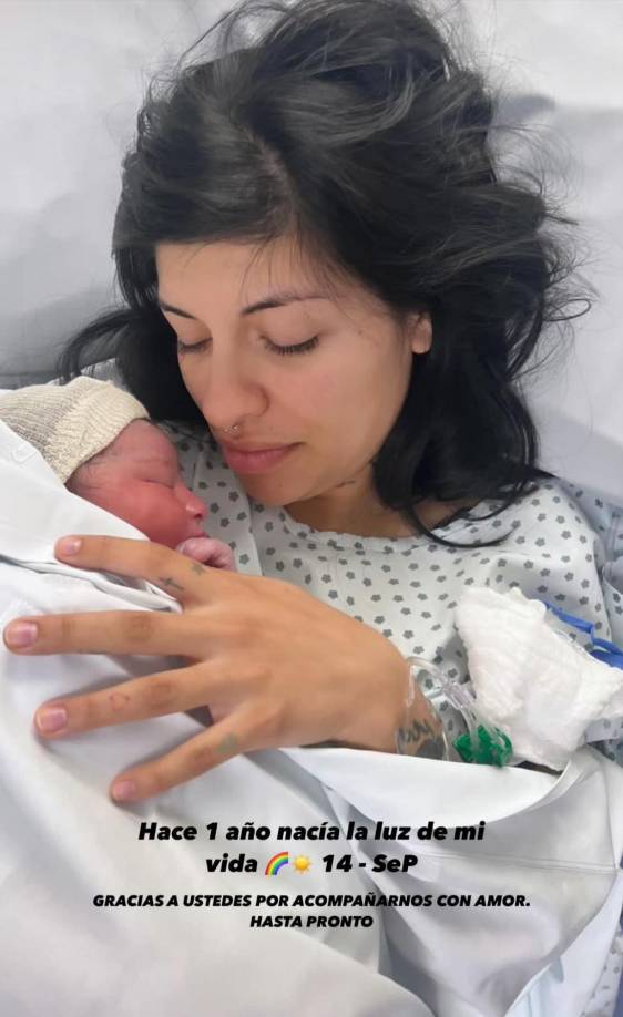La rapera argentina publicó en sus historias un tierno mensaje con una fotografía inédita del nacimiento de Inti. En ésta aparece recostada en la camilla de un hospital con su hija recién nacida entre sus brazos; Christian Nodal no aparece en la enternecedora postal.