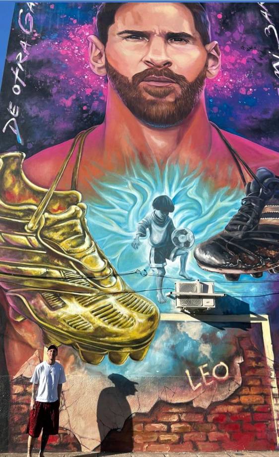 ¡FOTÓN! La tremenda fotografía que se tomó Lionel Messi. El crack del PSG viajó a su natal Rosario para estar con su familia y posó junto a este gigante mural con su imagen.