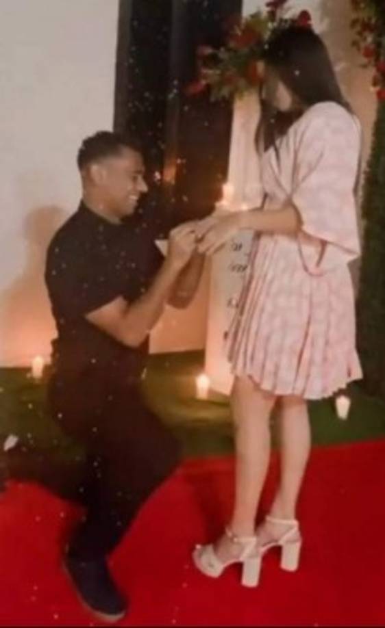 Carlos Perdomo: El jugador del Marathón sorprendió al decidir proponerle matrimonio a Elisa Canales.