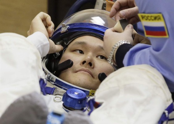 Astronauta niega haber crecido 9 centímetros y pide disculpas por su error