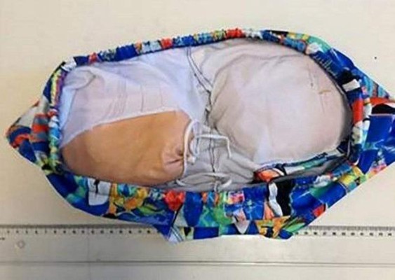 Detienen a un pasajero con 'falsas nalgas' en Portugal  