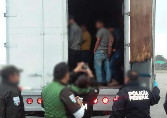 Interceptan hondureños dentro de un camión de carga en México