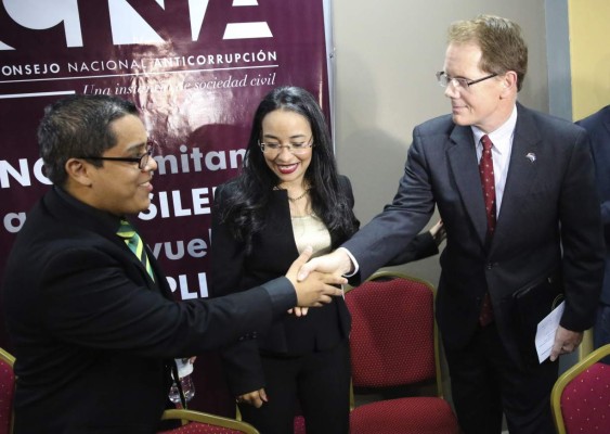 CNA niega acusación sobre compra de carros de lujo