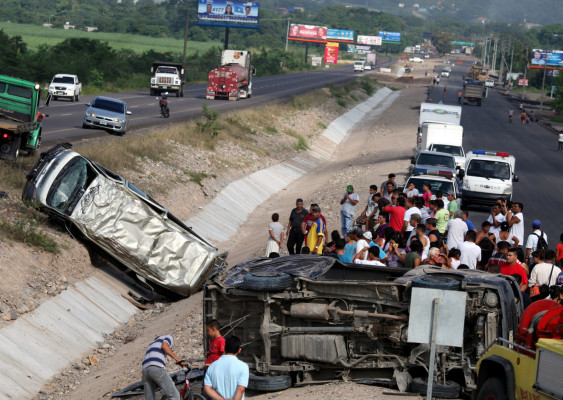Un muerto y 10 heridos en choque entre rapiditos