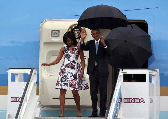 El presidente estadounidense llegó a Cuba acompañado de su esposa y sus hijas.