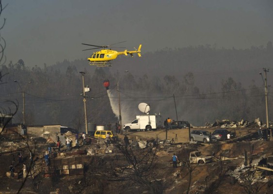 Aumenta a 15 número de muertos en incendio en Chile
