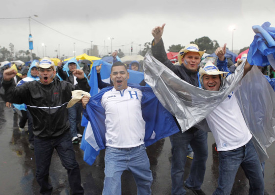 Sorprende lluvia a catrachos en México