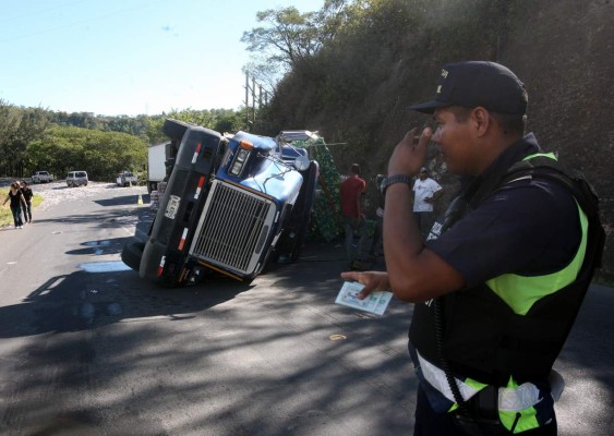 Vuelca rastra cargada de botes en el sur de Honduras