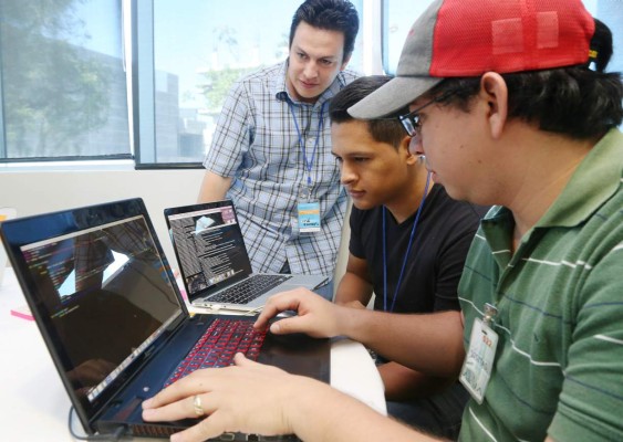 Emprendedores ponen a prueba su potencial en la Hackathon