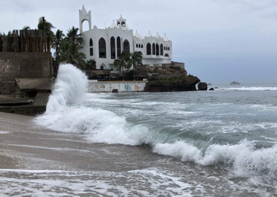 Huracán Willa se debilita a categoría 4 al acercarse a México