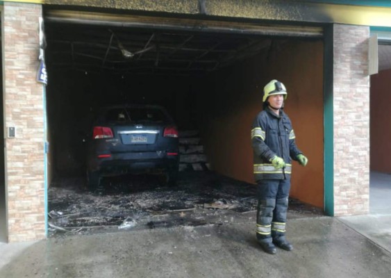 Vehículo se quema dentro de un motel sampedrano