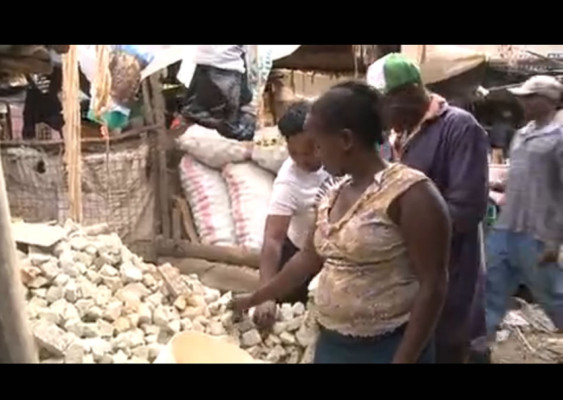Embarazadas de Kenia comen piedras