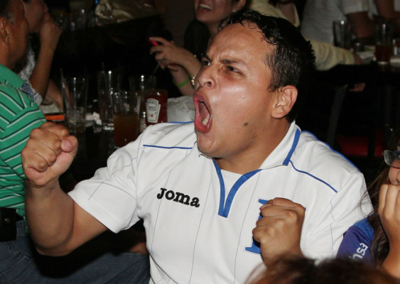 Así celebraron los hondureños el Aztecazo ante México