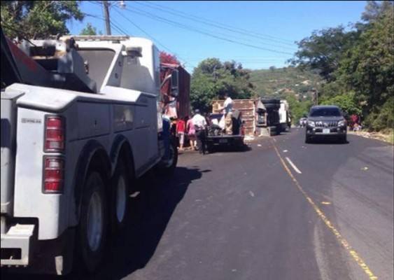 Colisión entre dos rastras provoca congestionamiento vehicular