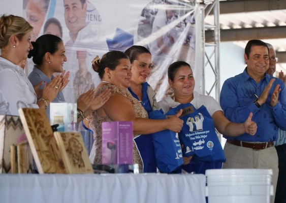 Entregan herramientas y capital semilla a 5,500 emprendedores