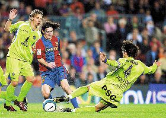 Messi le dedica gol a Maradona